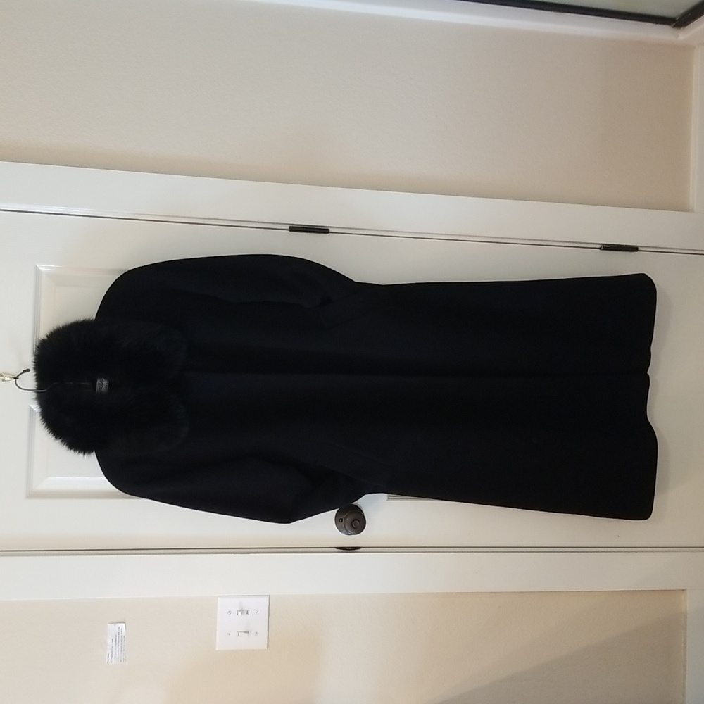 Black Soft Italian Lambs Wool and Lined Coat with Fur Collar, and Side Pockets